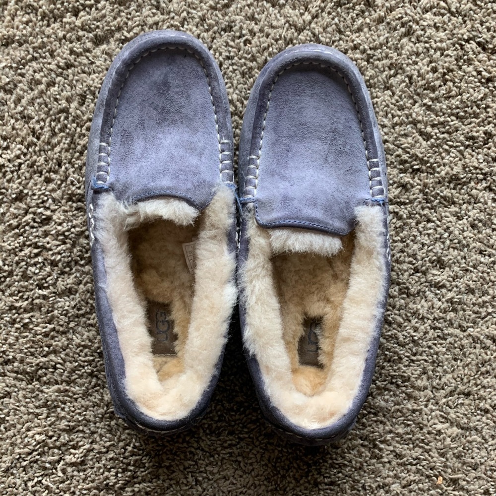 Ugg Ainsley moccasin/ slipper. Women’s 9